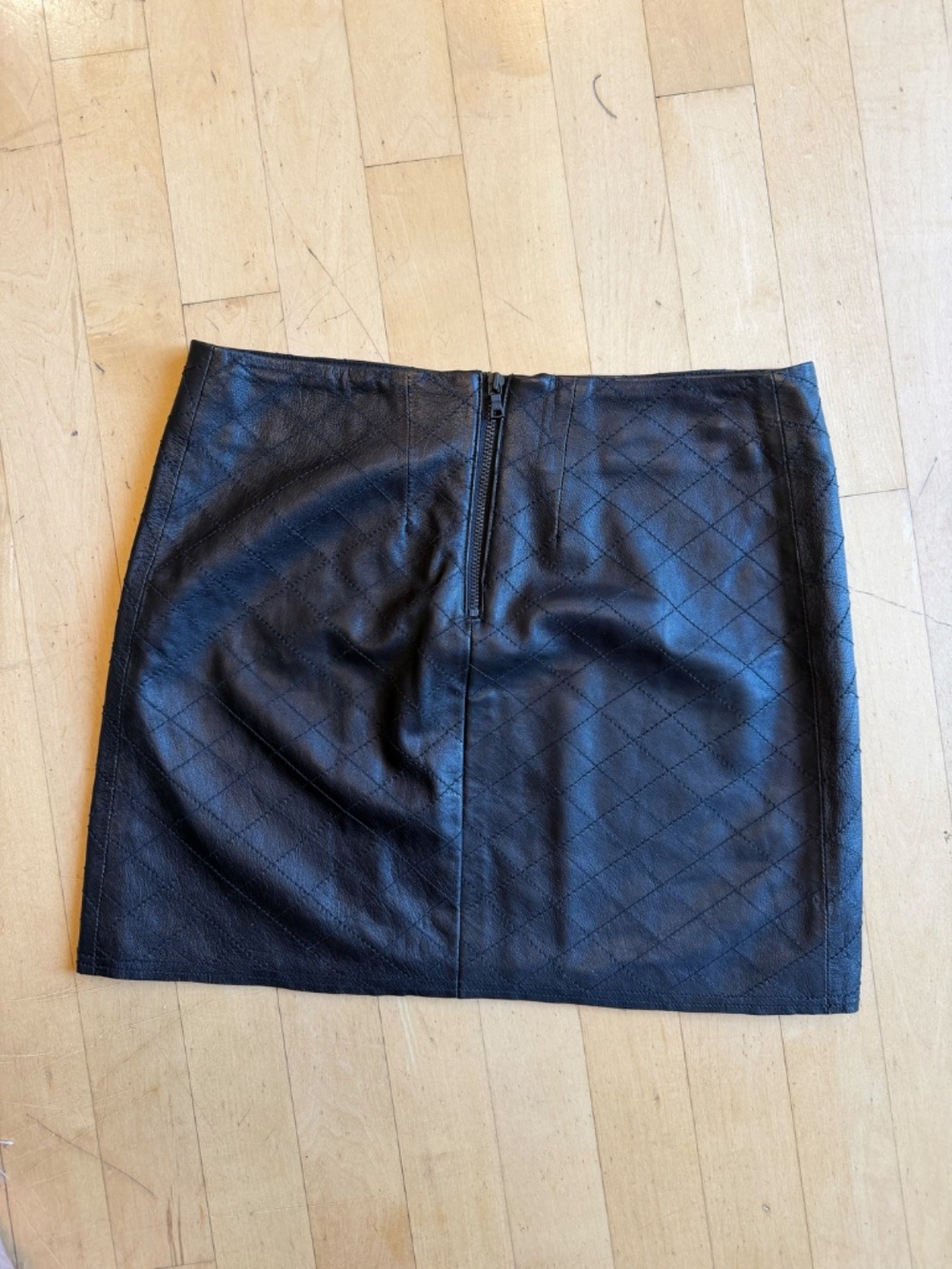 Alice + Olivia Quilted Blk leather Mini skirt, 6 - Picture 3 of 5